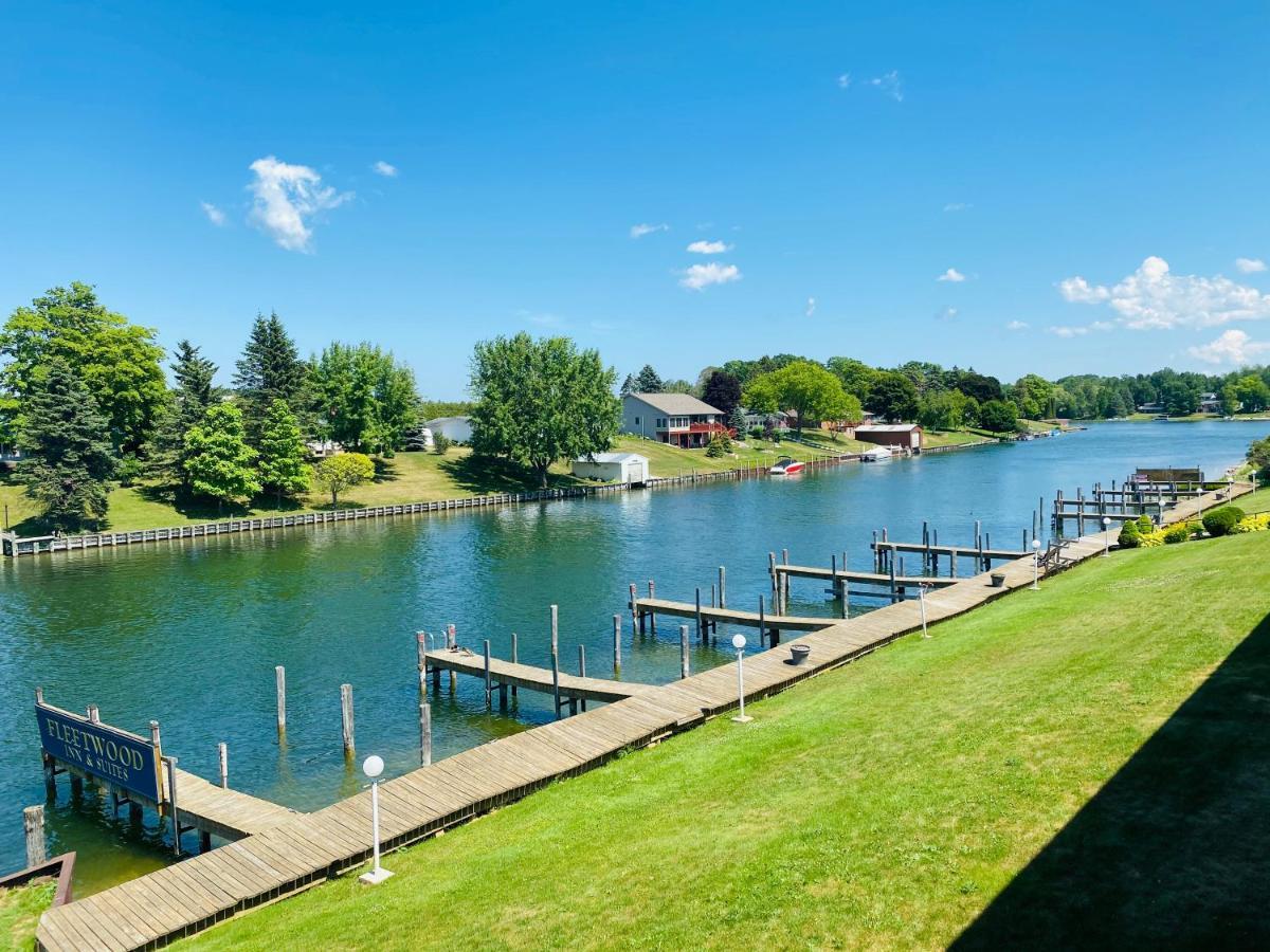 Fleetwood Inn Suites Cheboygan Exterior foto