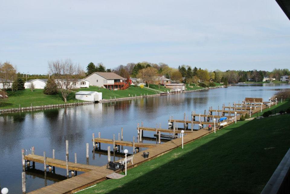 Fleetwood Inn Suites Cheboygan Exterior foto